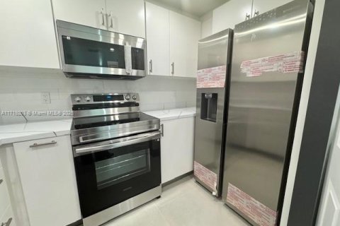 Condo in Miami, Florida, 2 bedrooms  № 1470930 - photo 12
