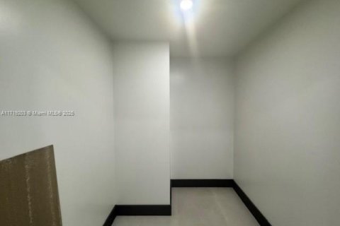 Condo in Miami, Florida, 2 bedrooms  № 1470930 - photo 15