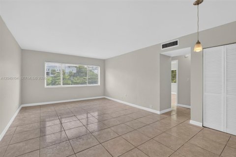 Copropriété à louer à Pompano Beach, Floride: 2 chambres, 87.24 m2 № 2086421 - photo 4