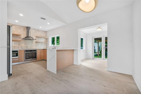 Immobilier commercial à vendre à Miami, Floride: 166.3 m2 № 2411726 - photo 3
