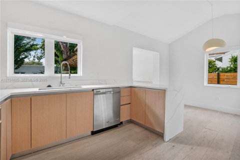 Immobilier commercial à vendre à Miami, Floride: 166.3 m2 № 2411726 - photo 7