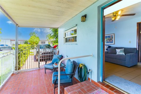 House in Miami, Florida 3 bedrooms, 145.86 sq.m. № 1781874 - photo 9