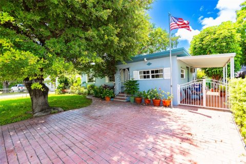 House in Miami, Florida 3 bedrooms, 145.86 sq.m. № 1781874 - photo 1