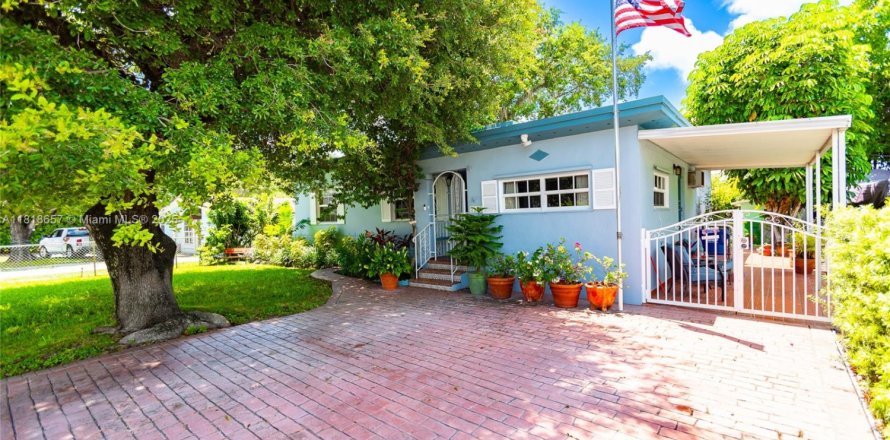 House in Miami, Florida 3 bedrooms, 145.86 sq.m. № 1781874