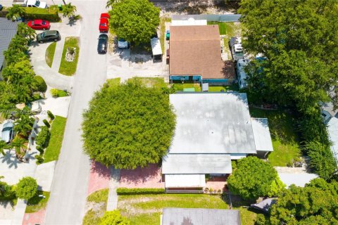 House in Miami, Florida 3 bedrooms, 145.86 sq.m. № 1781874 - photo 12