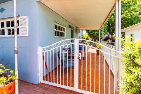 House in Miami, Florida 3 bedrooms, 145.86 sq.m. № 1781874 - photo 5