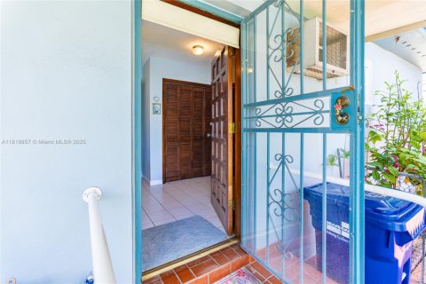 House in Miami, Florida 3 bedrooms, 145.86 sq.m. № 1781874 - photo 10