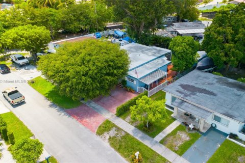 House in Miami, Florida 3 bedrooms, 145.86 sq.m. № 1781874 - photo 13