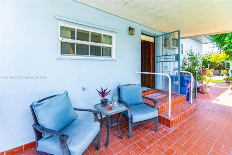 House in Miami, Florida 3 bedrooms, 145.86 sq.m. № 1781874 - photo 8