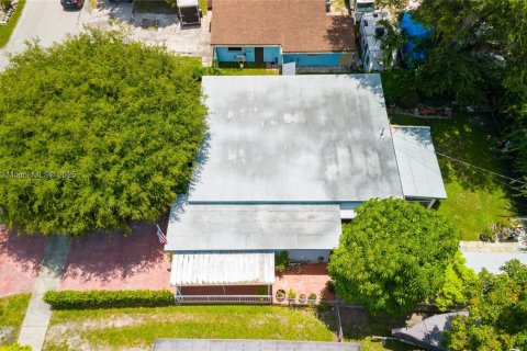 House in Miami, Florida 3 bedrooms, 145.86 sq.m. № 1781874 - photo 11