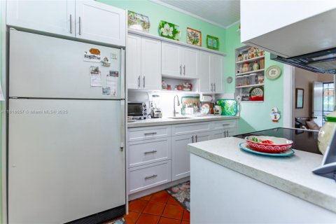 House in Miami, Florida 3 bedrooms, 145.86 sq.m. № 1781874 - photo 25