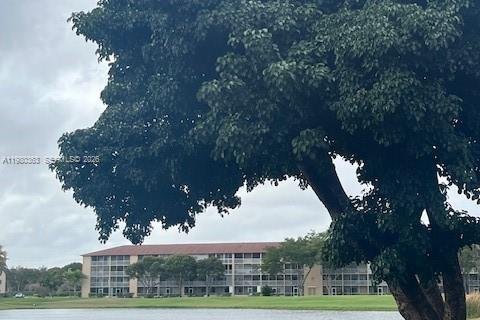 Купить кондоминиум в Пемброк-Пайнс, Флорида 2 спальни, 96.99м2, № 2043507 - фото 23