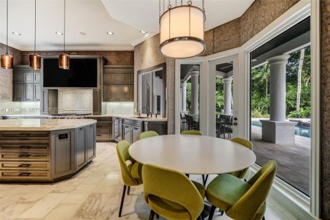 House in Pinecrest, Florida 6 bedrooms, 544.41 sq.m. № 2421243 - photo 12