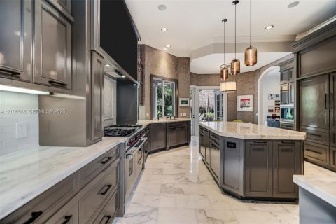 House in Pinecrest, Florida 6 bedrooms, 544.41 sq.m. № 2421243 - photo 10