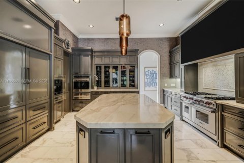 House in Pinecrest, Florida 6 bedrooms, 544.41 sq.m. № 2421243 - photo 9
