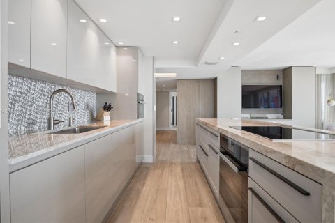 Condo in Miami Beach, Florida, 2 bedrooms  № 2069555 - photo 5