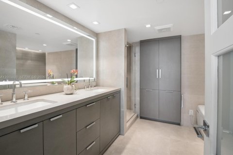 Condo in Miami Beach, Florida, 2 bedrooms  № 2069555 - photo 12