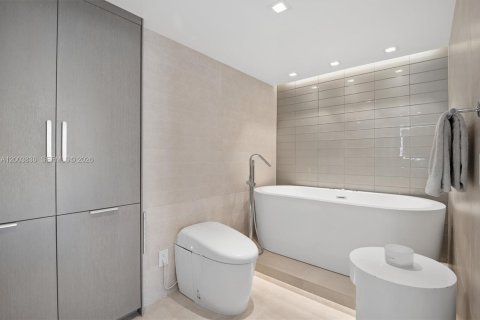 Condo in Miami Beach, Florida, 2 bedrooms  № 2069555 - photo 13