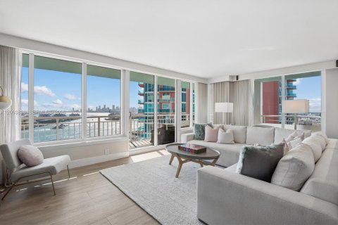Condo in Miami Beach, Florida, 2 bedrooms  № 2069555 - photo 2