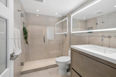 Condo in Miami Beach, Florida, 2 bedrooms  № 2069555 - photo 15