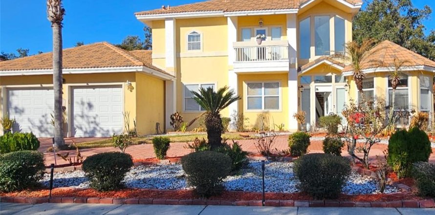 House in Kissimmee, Florida 4 bedrooms, 295.15 sq.m. № 2215944
