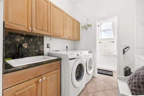 House in Kissimmee, Florida 4 bedrooms, 295.15 sq.m. № 2215944 - photo 28