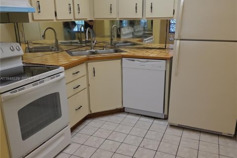 Condo in Lake Worth, Florida, 2 bedrooms № 2004509 - photo 8