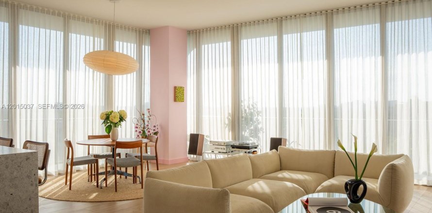 Condo in Miami, Florida, 3 bedrooms  № 2078092