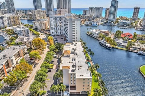 Condominio en alquiler en Hallandale Beach, Florida, 2 dormitorios, 106.84 m2 № 1921460 - foto 1