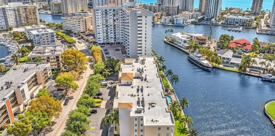 Condominio en Hallandale Beach, Florida, 2 dormitorios № 1921460