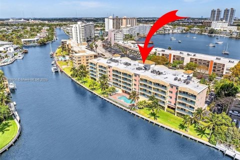 Condominio en alquiler en Hallandale Beach, Florida, 2 dormitorios, 106.84 m2 № 1921460 - foto 3