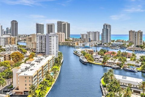 Condominio en alquiler en Hallandale Beach, Florida, 2 dormitorios, 106.84 m2 № 1921460 - foto 2