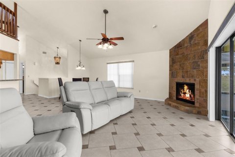 House in New Port Richey, Florida 4 bedrooms, 213.12 sq.m. № 1681018 - photo 7