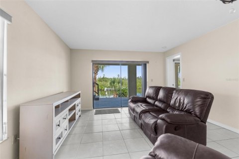 House in New Port Richey, Florida 4 bedrooms, 213.12 sq.m. № 1681018 - photo 15