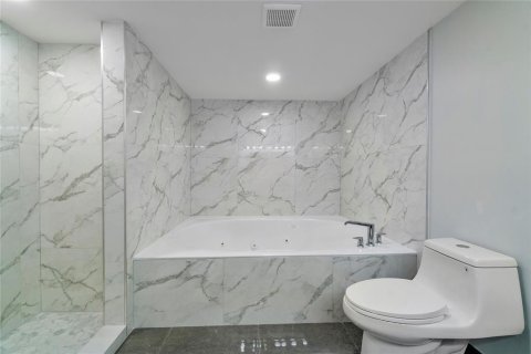 Copropriété à vendre à Hallandale Beach, Floride: 2 chambres, 113.43 m2 № 2083187 - photo 19