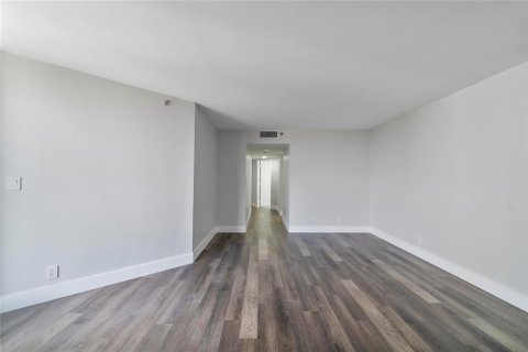 Copropriété à vendre à Hallandale Beach, Floride: 2 chambres, 113.43 m2 № 2083187 - photo 13