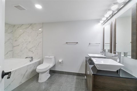 Copropriété à vendre à Hallandale Beach, Floride: 2 chambres, 113.43 m2 № 2083187 - photo 20