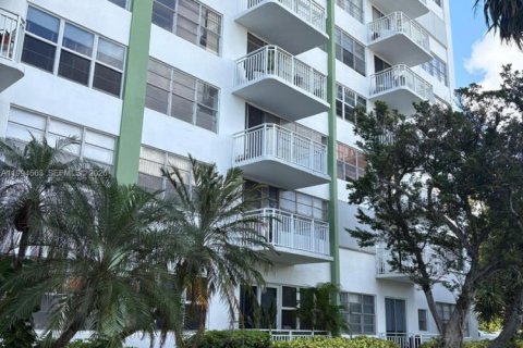 Copropriété à vendre à North Miami, Floride: 1 chambre, 79.43 m2 № 2090524 - photo 2