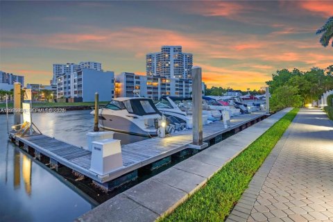 Copropriété à louer à Aventura, Floride: 2 chambres, 109.72 m2 № 2074125 - photo 17