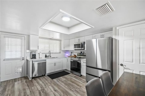 Townhouse in Apollo Beach, Florida 2 bedrooms, 89.19 sq.m. № 1912240 - photo 1