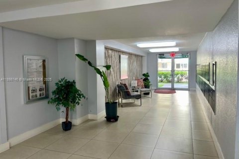 Condo in Miami, Florida, 1 bedroom  № 2014658 - photo 12