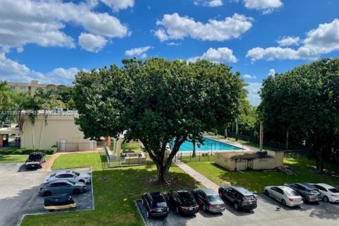 Condo in Miami, Florida, 1 bedroom  № 2014658 - photo 11