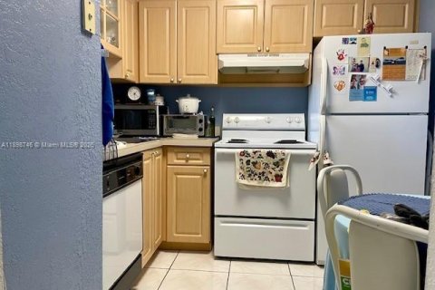 Condo in Miami, Florida, 1 bedroom  № 2014658 - photo 5