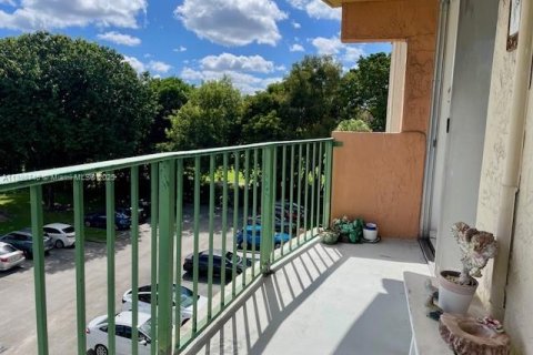 Condo in Miami, Florida, 1 bedroom  № 2014658 - photo 10