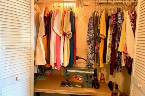 Condo in Miami, Florida, 1 bedroom  № 2014658 - photo 9