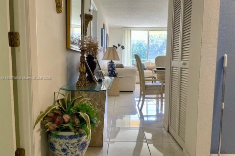 Condo in Miami, Florida, 1 bedroom  № 2014658 - photo 3