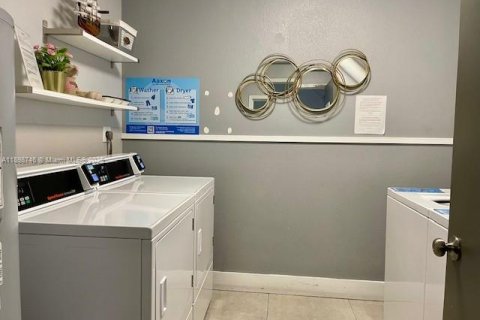 Condo in Miami, Florida, 1 bedroom  № 2014658 - photo 13