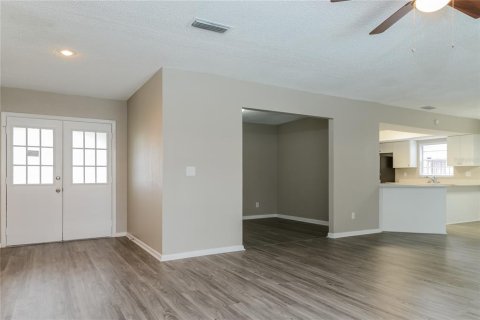 Villa ou maison à louer à Brandon, Floride: 3 chambres, 157.93 m2 № 1877002 - photo 2