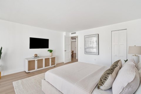 Condo in Palm Beach, Florida, 2 bedrooms № 2243858 - photo 16