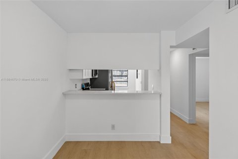 Condominio en venta en Tamarac, Florida, 2 dormitorios, 66.89 m2 № 2076918 - foto 8